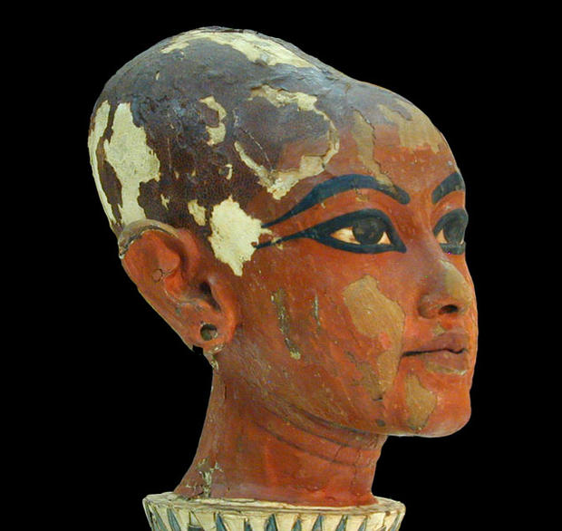 La tombe de Toutankhamon (1340-1331 AV. J.C.) a été découverte par Howard Carter en novembre 1922. Le pharaon est mort à 19 ans, sa momie se trouvait dans un cercueil en or massif, placé à l'intérieur de 2 cercueils en bois. Ces 3 cercueils étaient dans un sarcophage de quartzite à couvercle de granit rouge. Autour du sarcophage, s'emboîtaient les unes dans les autres, 4 chapelles en bois doré qui occupaient entièrement la salle du sarcophage.